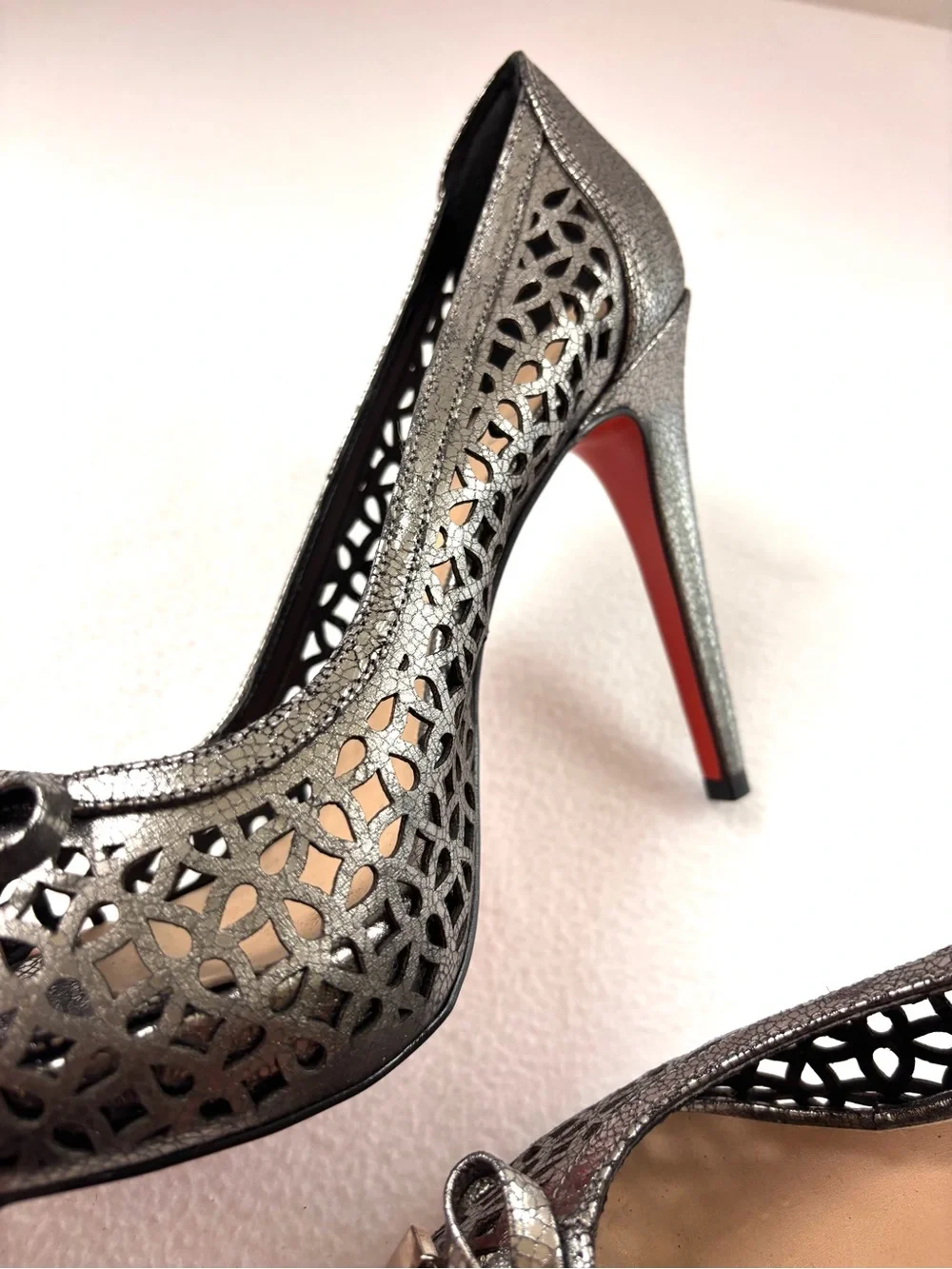 LUCHO Metallic Pewter Laser Cut Peep Toe w/Bow Red Bottom Platform Pumps (9)